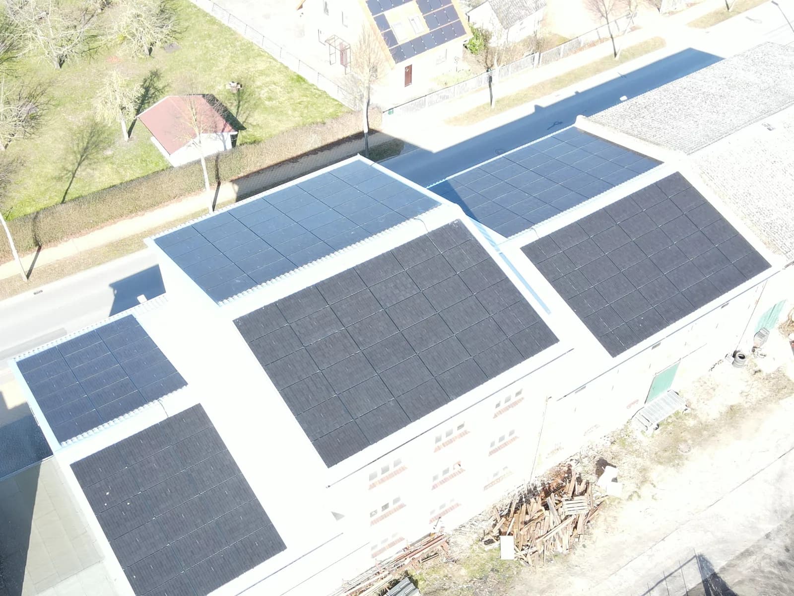 Drone photo of the fully installed Penzlin rooftop PV system
